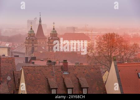 Vue aérienne de maisons et tours de la cathédrale à Nuremberg, Allemagne pendant temps de brouillard Banque D'Images