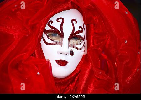 Masque blanc en tulle rouge pour le carnaval à Duesseldorf Banque D'Images