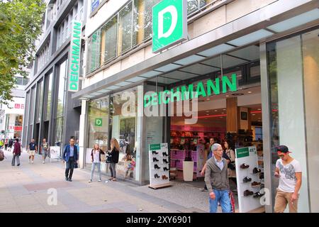 BERLIN, ALLEMAGNE - 27 AOÛT 2014 : les gens achètent dans le magasin de chaussures Deichmann sur la célèbre avenue Kurfurstendamm (Ku'Damm) à Berlin. Banque D'Images