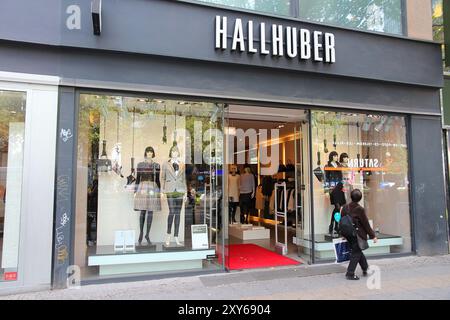 BERLIN, ALLEMAGNE - 27 AOÛT 2014 : les gens font leurs achats dans le magasin de mode Hallhuber de la célèbre avenue Kurfurstendamm (Ku'Damm) à Berlin. Banque D'Images