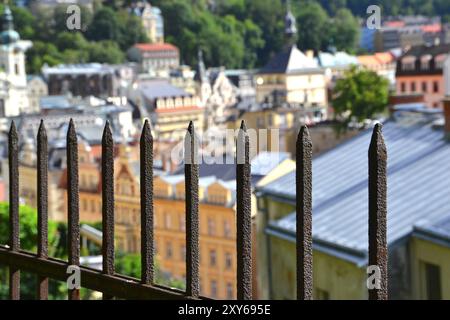 Vieille clôture rouillée au-dessus de Karlovy Vary en République tchèque Banque D'Images