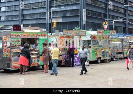 NEW YORK, États-Unis - 2 JUILLET 2013 : les gens visitent des camions de nourriture dans Lower Manhattan à New York. Banque D'Images