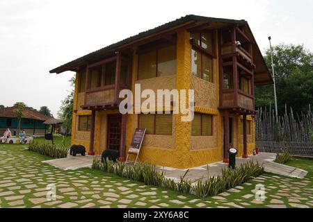 Immeuble de bureaux. Village culturel - AADIVART - Musée d'État pour l'art tribal et folklorique du Madhya Pradesh, Khajuraho, Inde. Banque D'Images