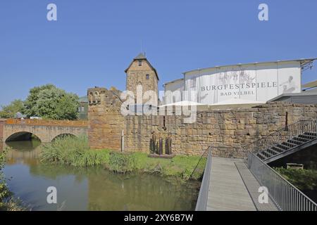 Château à douves construit au 12ème siècle et point de repère lors de la fête du château, festival, inscription avec bannière, pont, passerelle, étang, Bad Vilb Banque D'Images