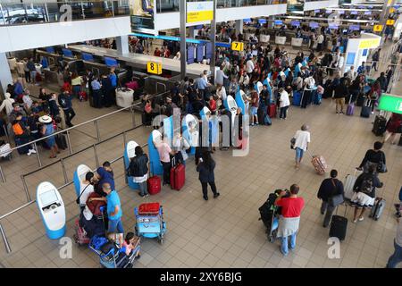 AMSTERDAM, PAYS-BAS - 11 JUILLET 2017 : foule de passagers à l'aéroport de Schiphol à Amsterdam. Schiphol est le 12ème aéroport le plus fréquenté au monde avec plus Banque D'Images