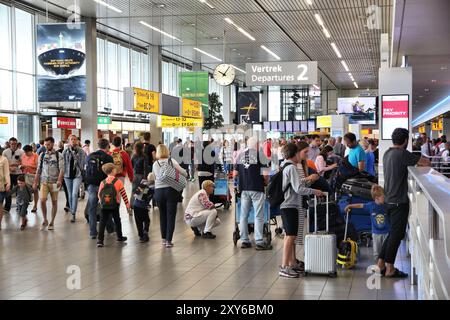 AMSTERDAM, PAYS-BAS - 11 JUILLET 2017 : foule de passagers à l'aéroport de Schiphol à Amsterdam. Schiphol est le 12ème aéroport le plus fréquenté au monde avec plus Banque D'Images