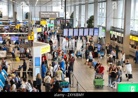 AMSTERDAM, PAYS-BAS - 11 JUILLET 2017 : foule de passagers à l'aéroport de Schiphol à Amsterdam. Schiphol est le 12ème aéroport le plus fréquenté au monde avec plus Banque D'Images