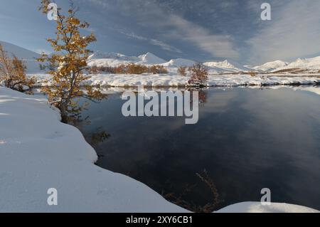 Les sommets Hoegronden, Midtronden et Digerronden se reflètent dans un lac, Parc national de Rondane, Oppland Fylke, Norvège, septembre 2010, Europe Banque D'Images