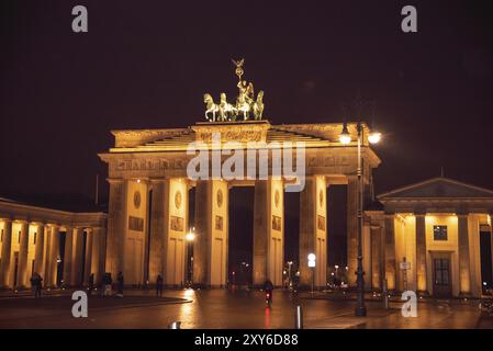 Berlin, Allemagne. Novembre 2022. La porte de Brandebourg à Berlin la nuit Banque D'Images