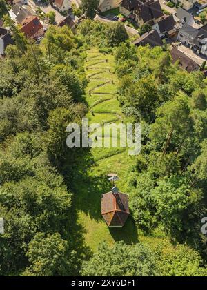 Vue aérienne d'un cimetière dans une zone boisée à côté d'un village, Gundringen, Nagold, Forêt Noire, Allemagne, Europe Banque D'Images