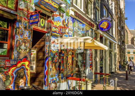 Amsterdam, pays-Bas. Août 2022. La façade colorée d'un café ion Amsterdam Banque D'Images