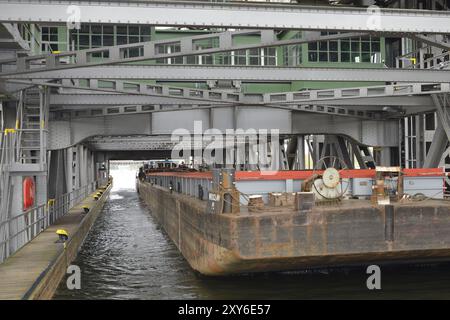 Ascenseur de bateau Niederfinow dans le Brandebourg. L'ascenseur de bateau Niederfinow en Allemagne. Canal Oder-Havel près de Niederfinow dans le Brandebourg. Ancien et nouveau bâtiment Banque D'Images