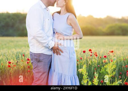 Belle Jeune femme enceinte dans quelques champs de coquelicots. Close up Banque D'Images