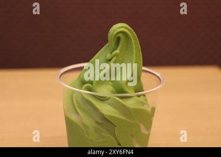 Crème glacée au thé matcha molle à Tokyo, Japon Banque D'Images