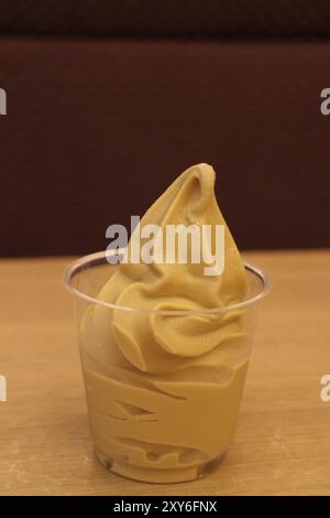 Crème glacée au thé hojicha molle à Tokyo, Japon Banque D'Images