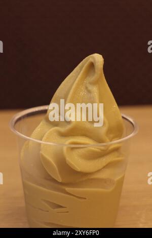 Crème glacée au thé hojicha molle à Tokyo, Japon Banque D'Images