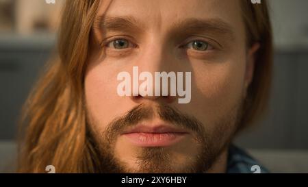 Fatigué homme endormi couché tête penchée canapé canapé réveiller le visage éveillé regardant la caméra calme sérieux regarder portrait de gros plan homme caucasien Banque D'Images