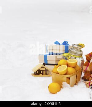 Noël encore la vie avec des décorations de Noël, des biscuits, citrons, présente et le thé chaud blotti dans la neige fraîche Banque D'Images