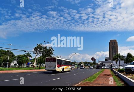 RIBEIRAO PRETO, SAO PAULO, BRÉSIL - 31 décembre 2023 : avenue typique avec circulation automobile Banque D'Images