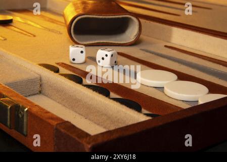 Den Helder, pays-Bas. Novembre 2022. Le jeu de société traditionnel de backgammon Banque D'Images