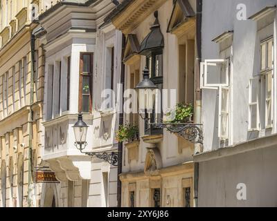 Peintures et lanternes ornent les façades historiques, fenêtres décorées de fleurs, bratislava, slovaquie Banque D'Images