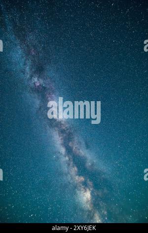 Milkyway contre le ciel nocturne bleu. Photo de haute qualité Banque D'Images