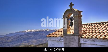 Clocher d'une église en face d'un panorama de montagne par une journée ensoleillée, Chapelle d'Agios Ioannis Prodromos, Sembronas, Lefka Ori, montagnes blanches, mont Banque D'Images