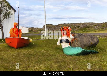 DJUPIVOGUR, ISLANDE, 21 JUIN : installation d'un pêcheur dans un bateau avec une sirène sur son hameçon le 21 juin 2013 à Djupivogur, Islande, Europe Banque D'Images