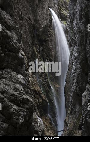 Cascade dans la gorge Hoellentalklamm près de Garmisch, Bavière Banque D'Images