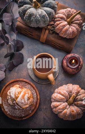 Thé chaud avec pâte à choux sucrée pour le petit déjeuner d'automne. Vie morte d'automne confortable, hygge Banque D'Images
