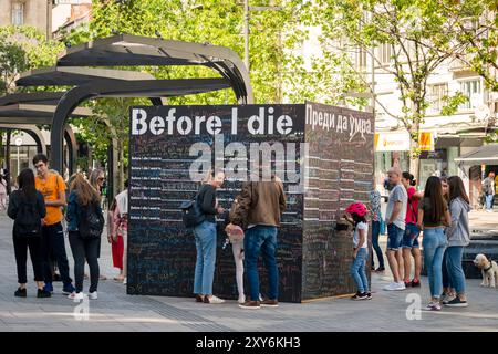 Avant de mourir mur de tableau noir pour le projet public d'art interactif à Sofia, Bulgarie comme vu en octobre 2020 Banque D'Images