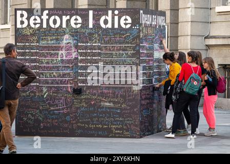 Avant de mourir mur de tableau noir pour le projet public d'art interactif à Sofia, Bulgarie comme vu en octobre 2020 Banque D'Images