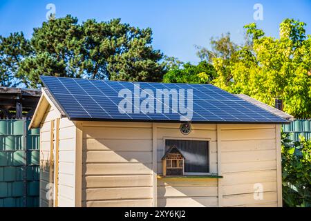 Petits panneaux solaires installés sur le hangar de jardin, hangar de cour arrière. Banque D'Images