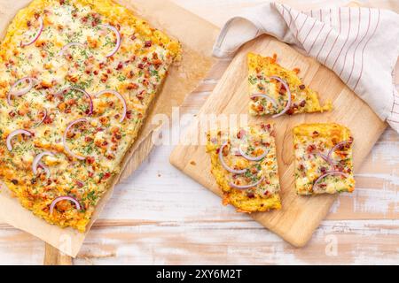 Tarte de pommes de terre maison flambee, gâteau salé de flam avec oignon, bacon, fromage et pommes de terre Banque D'Images