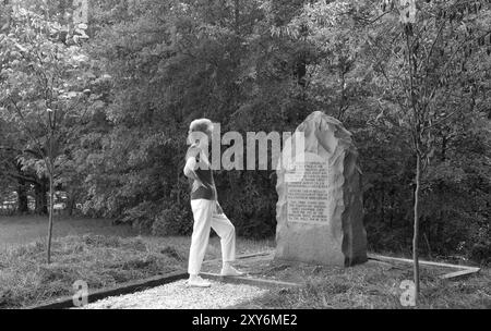 Femme caucasienne lisant un marqueur de pierre montrant le site de la plantation James Crawford. Banque D'Images