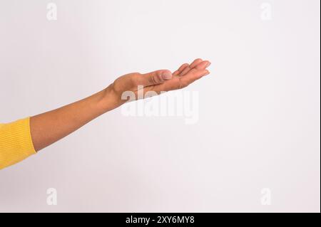 Main de femme d'affaires montrant l'espace de copie pour la publicité de nouveau produit sur fond blanc isolé Banque D'Images