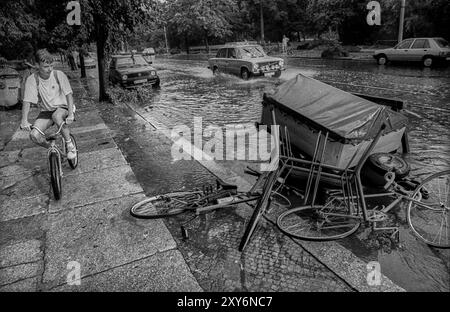 Allemagne, Berlin, 08.07.1991, orage dans Oranienburger Strasse, rue inondée, Europe Banque D'Images