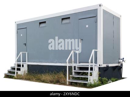 Une toilette publique dans un parc de la ville est fabriquée à partir d'un conteneur d'expédition. Isolé sur blanc Banque D'Images