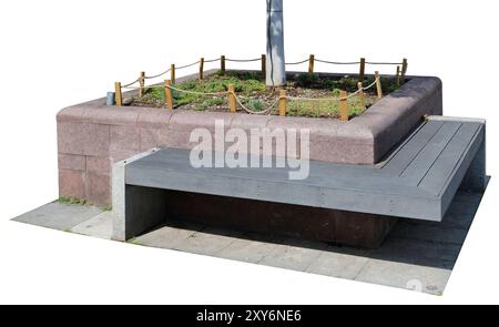 Banc pour le repos à côté du parterre de fleurs de granit avec de l'herbe et de l'arbre. Isolé sur blanc Banque D'Images
