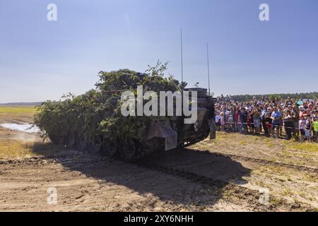 La zone d'entraînement militaire d'Oberlausitz a ouvert son Tor Tor à des milliers de visiteurs pour la journée portes ouvertes de la zone d'entraînement militaire d'Oberlausitz à donner Banque D'Images