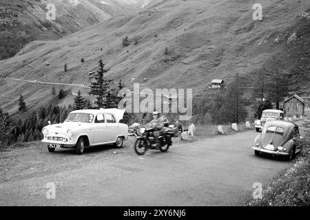 Voitures et moto sur la route de montagne, Autriche, Europe, Britannique Austin Cambridge A40 voiture Overland aventure voyage 1956 Banque D'Images