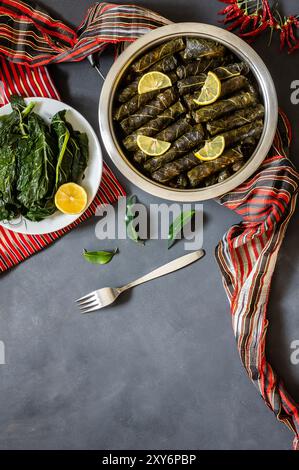 Feuilles de collard farcies aux feuilles bouillies, cuisine turque traditionnelle de la région de la mer noire, sarma, dolma Banque D'Images