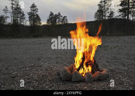 Romance près du feu de camp Banque D'Images