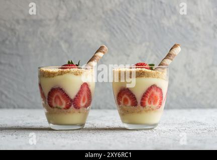 Dessert Magnolia avec fraises fraîches dans une tasse de verre, concept de dessert laiteux maison Banque D'Images