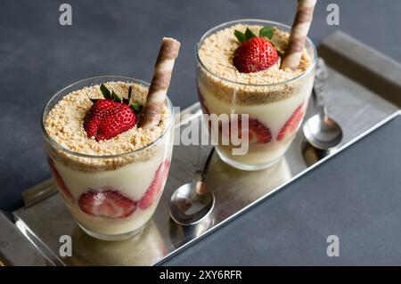 Dessert Magnolia avec fraises fraîches dans une tasse de verre, concept de dessert laiteux maison Banque D'Images