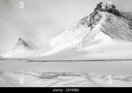 Skieurs dans la neige, Stuor Reaiddavaggi, Norrbotten, Laponie, Suède, mars 2017, Europe Banque D'Images