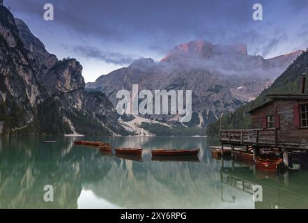 Lever du jour à la fin de l'été au lac Prags, Tyrol du Sud Banque D'Images