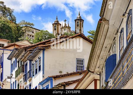 Les maisons coloniales du centre historique de la ville de Ouro Preto, Minas Gerais, Brésil, avec ses célèbres églises et de vieux bâtiments en arrière-plan Banque D'Images