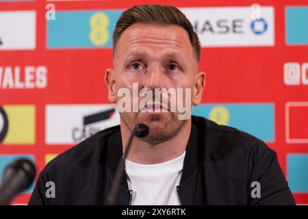 CARDIFF, ROYAUME-UNI. 28 août 2024. Craig Bellamy, directeur de l'équipe nationale du pays de Galles, annonce son équipe pour les prochains matchs de l'UEFA Nations League contre la Turquie et le Monténégro 2025. (Photo by John Smith/FAW) crédit : Football Association of Wales/Alamy Live News Banque D'Images