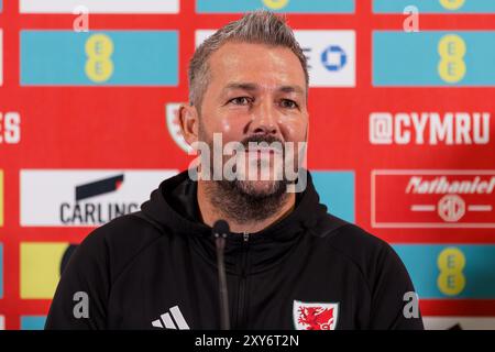 CARDIFF, ROYAUME-UNI. 28 août 2024. Craig Bellamy, directeur de l'équipe nationale du pays de Galles, annonce son équipe pour les prochains matchs de l'UEFA Nations League contre la Turquie et le Monténégro 2025. (Photo by John Smith/FAW) crédit : Football Association of Wales/Alamy Live News Banque D'Images